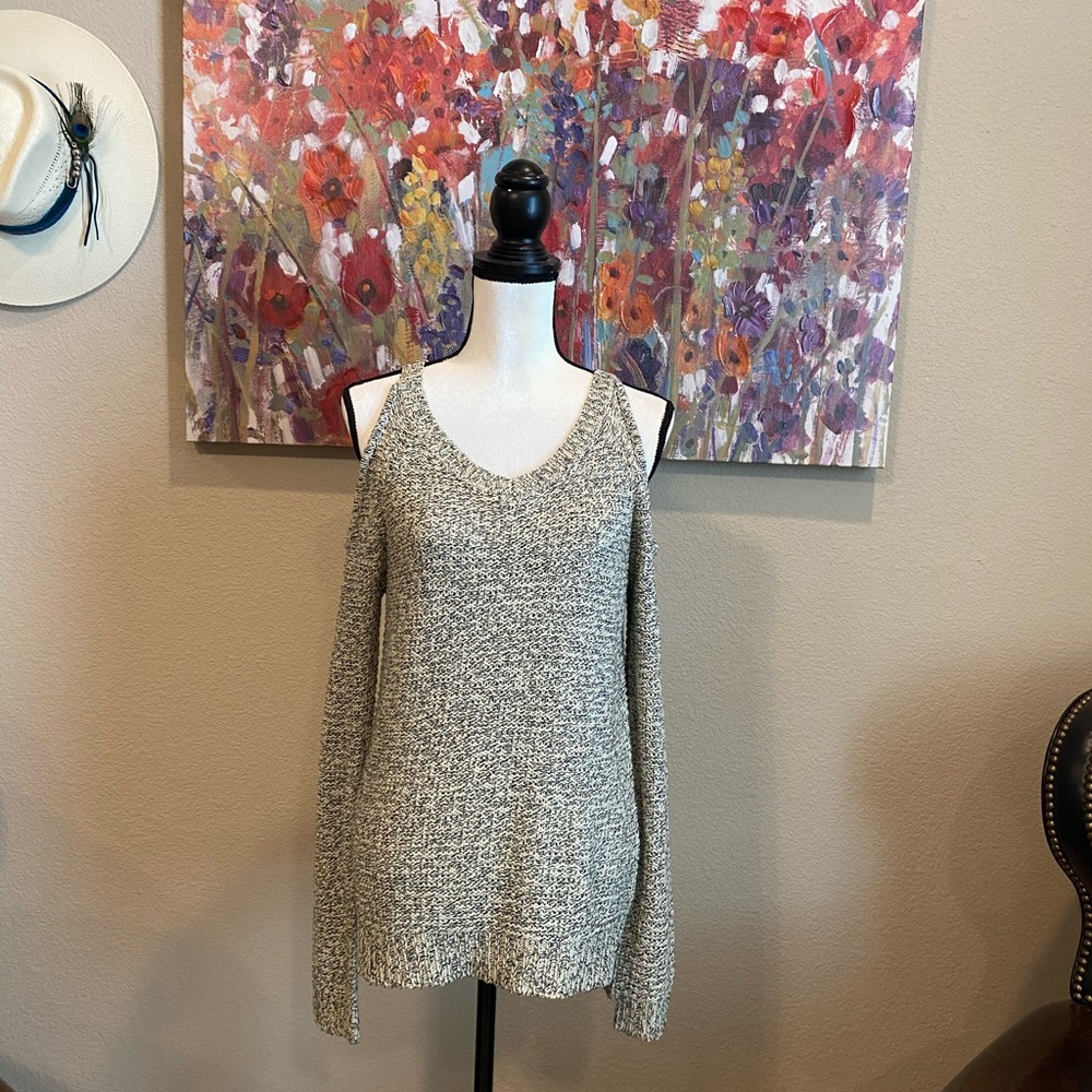 WOMEN’S “RDI” V-NECK, COLD SHOULDER CUTTOUT HIGH LOW HEM SWEATER – SMALL